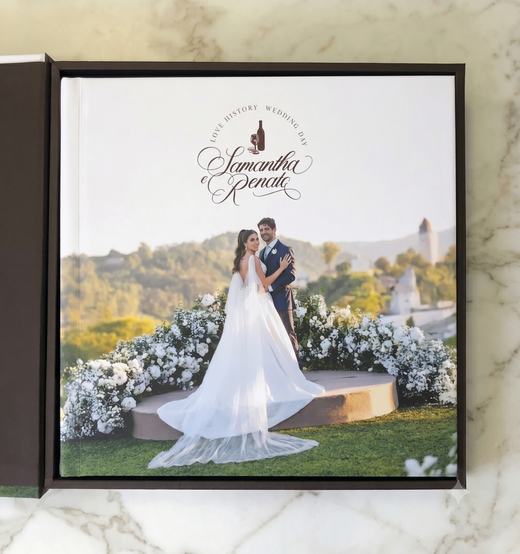Álbum de casamento Tornare aberto sobre mesa